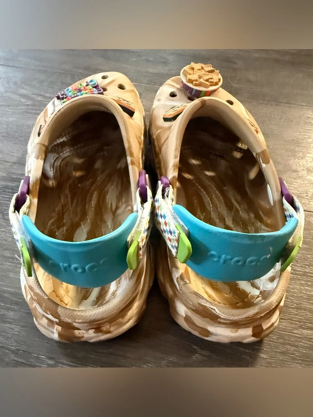CROCS Cinnamon Toast Crunch sz 6